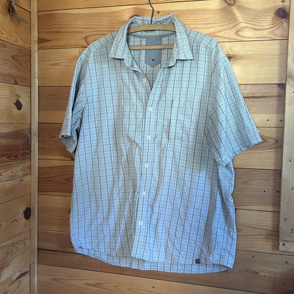 Men’s short sleeve REI button up shirt with zipper front pocket